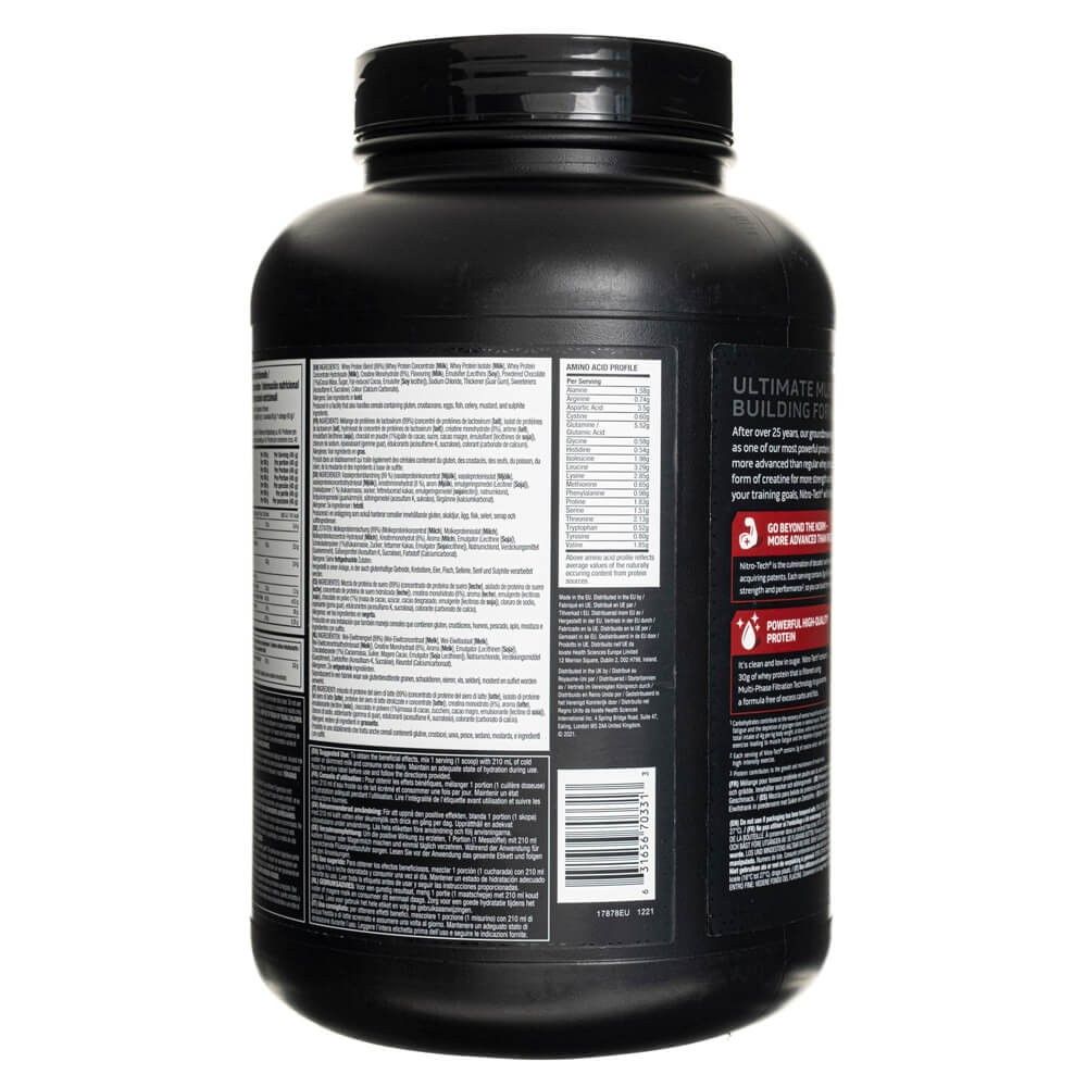 Retro di un contenitore nero di proteine del siero di latte Muscletech Nitro-Tech. Mostra informazioni nutrizionali dettagliate e dettagli sul prodotto.