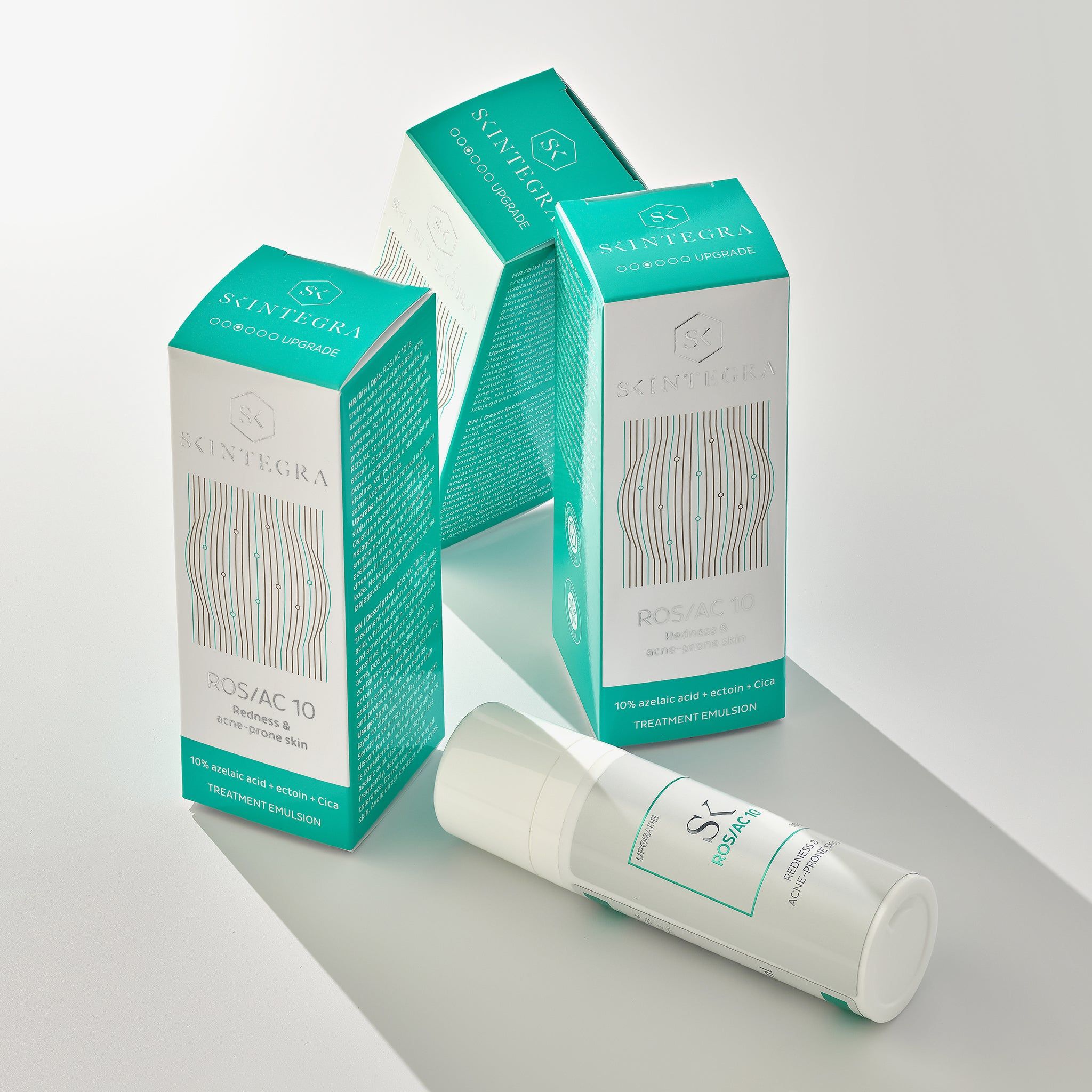 Tre confezioni e un flacone. Scritta: Skintegra, ROS/AC 10, Redness & acne-prone skin. Testo: 10% azelaic acid.