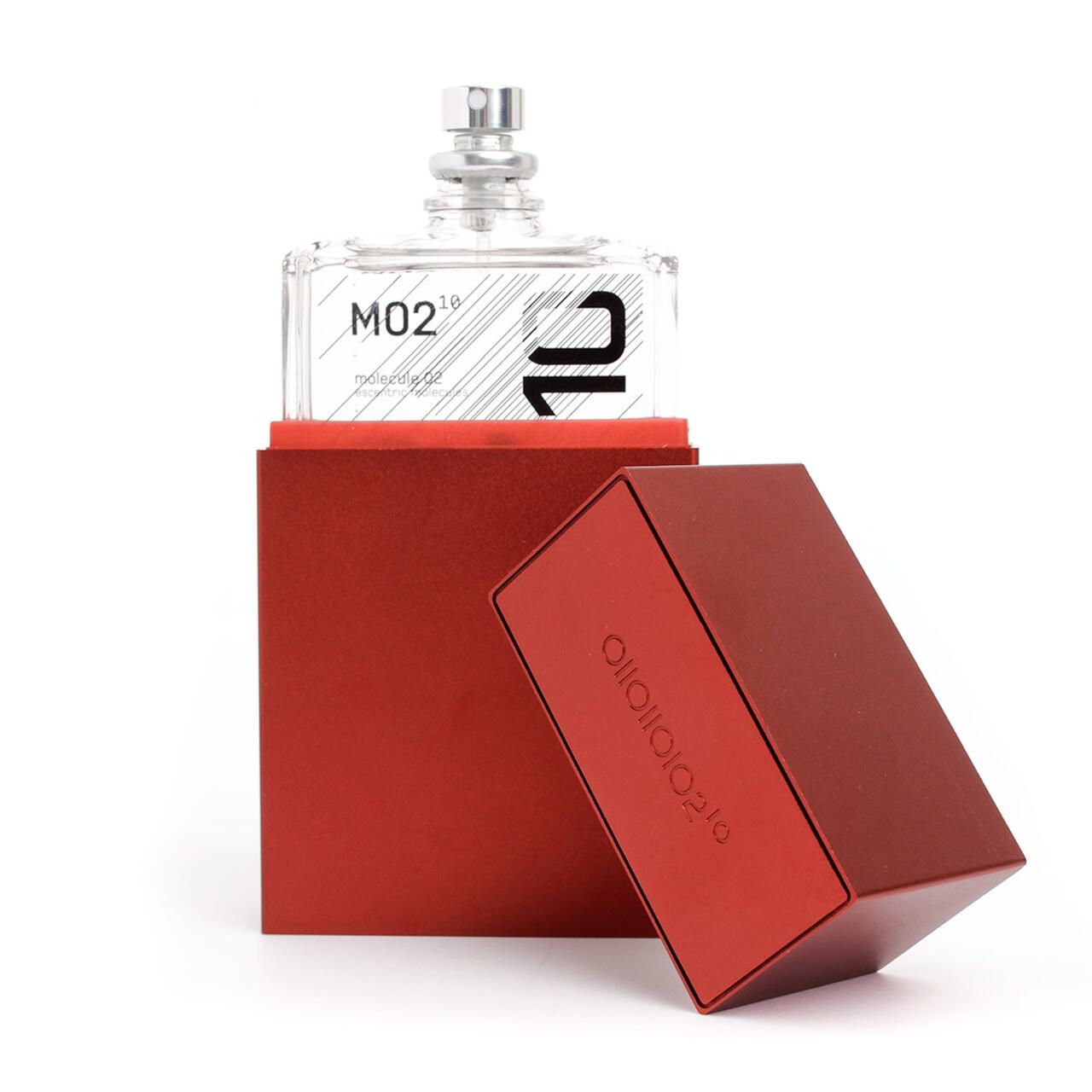 Scatola rossa con flacone. Flacone: trasparente, tappo argentato. Scatola: rossa, con goffratura. Scritta: ololeciolo.