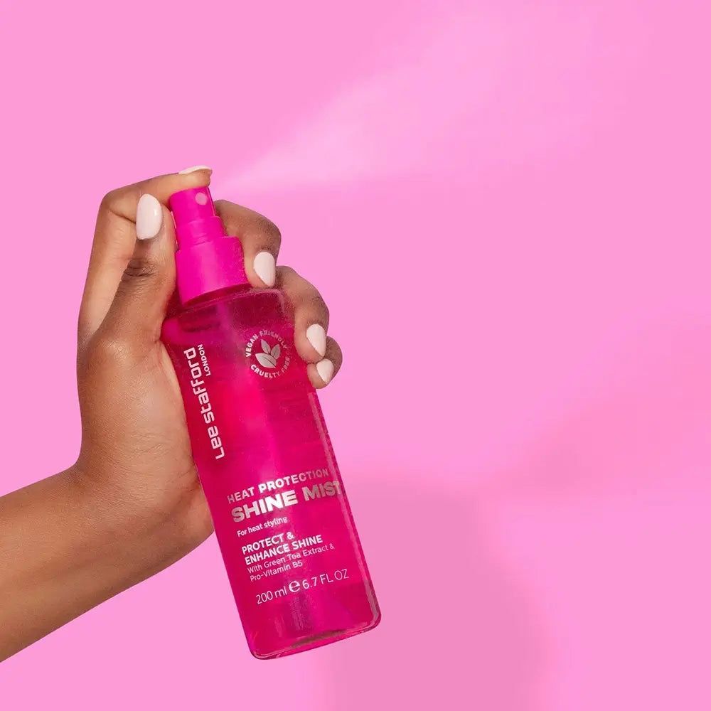 Mano che tiene Lee Stafford Heat Protection Shine Mist, viene rilasciata una nebbiolina.