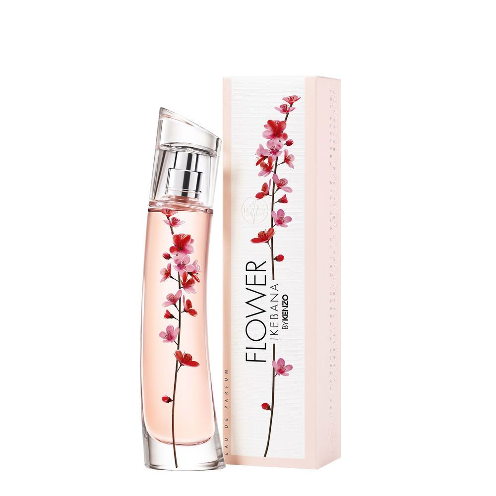Flacone di profumo con design floreale e confezione. Scritta: Flower Ikebana by Kenzo. Liquido rosa, tappo trasparente.