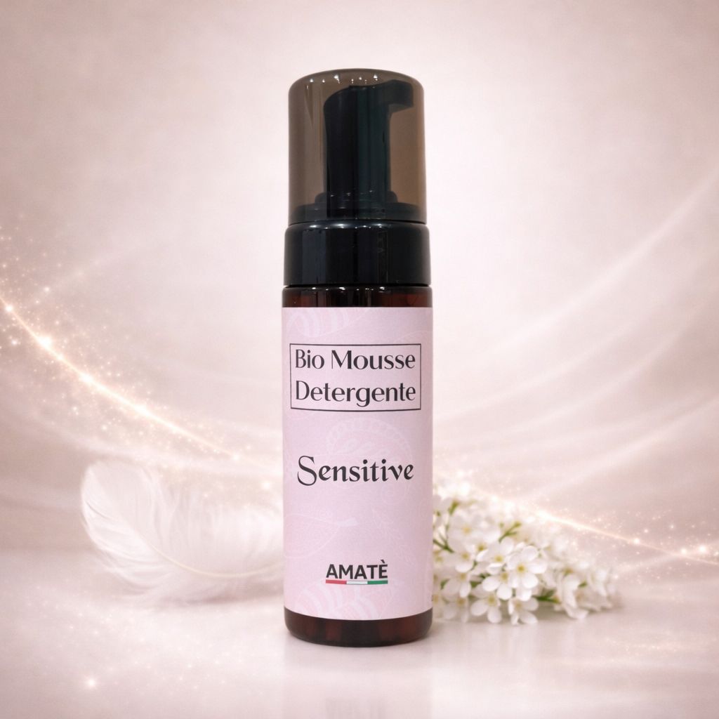 Flacone marrone con erogatore nero. Etichetta con testo 'Bio Mousse Detergente Sensitive' e 'Amatè'.
