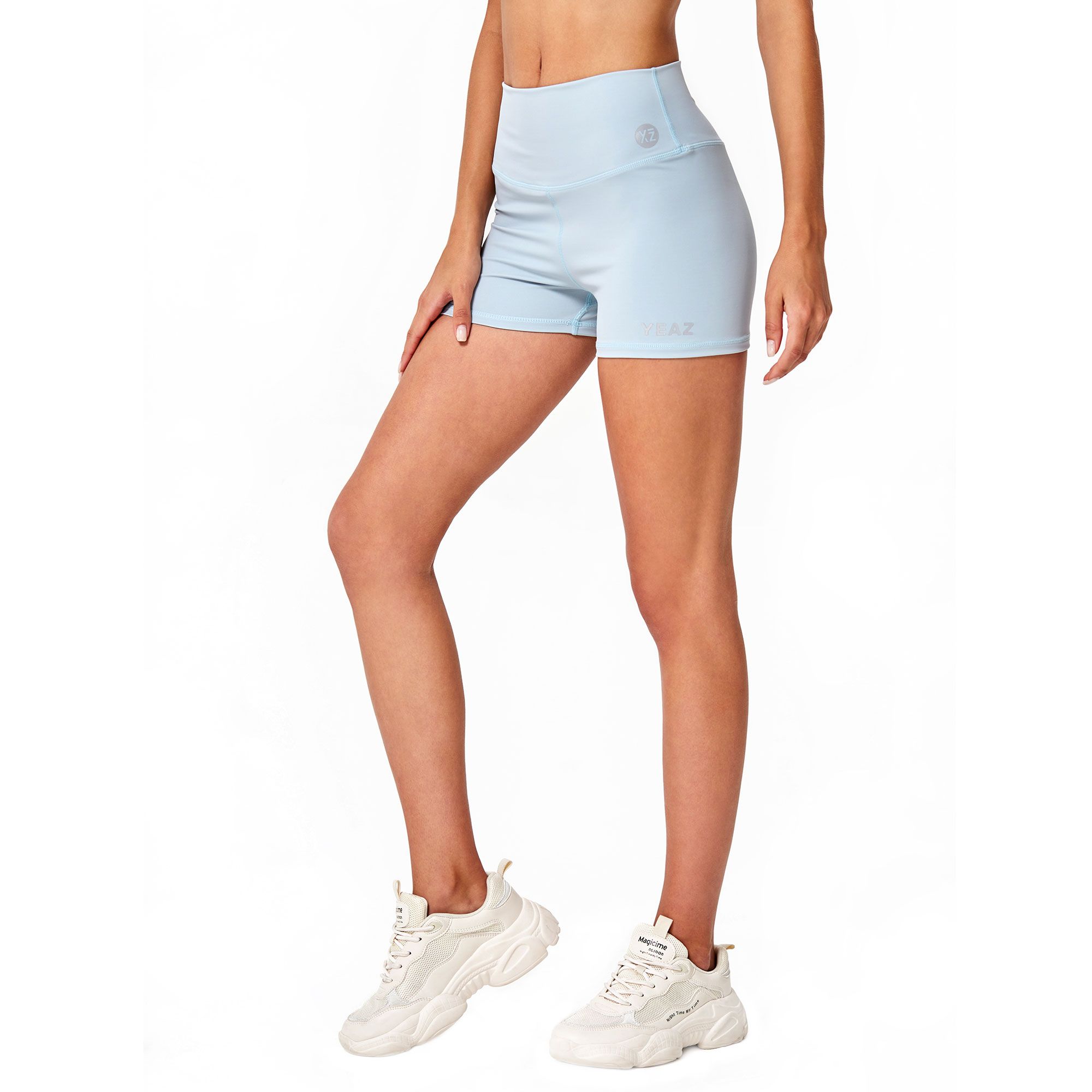 Pantaloncini sportivi azzurri con logo sulla gamba sinistra e in vita.