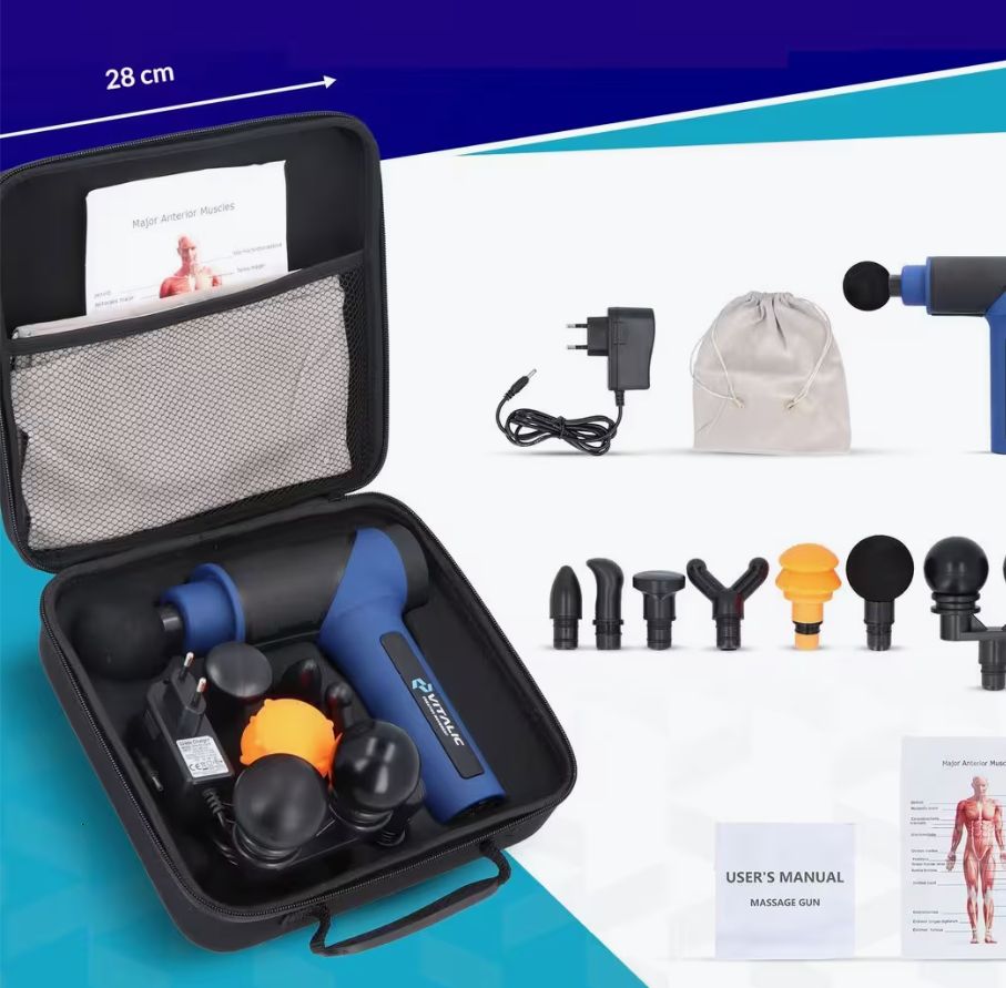 Custodia da trasporto nera aperta con pistola massaggiante, accessori, caricabatterie e manuale. Misura di 28 cm.