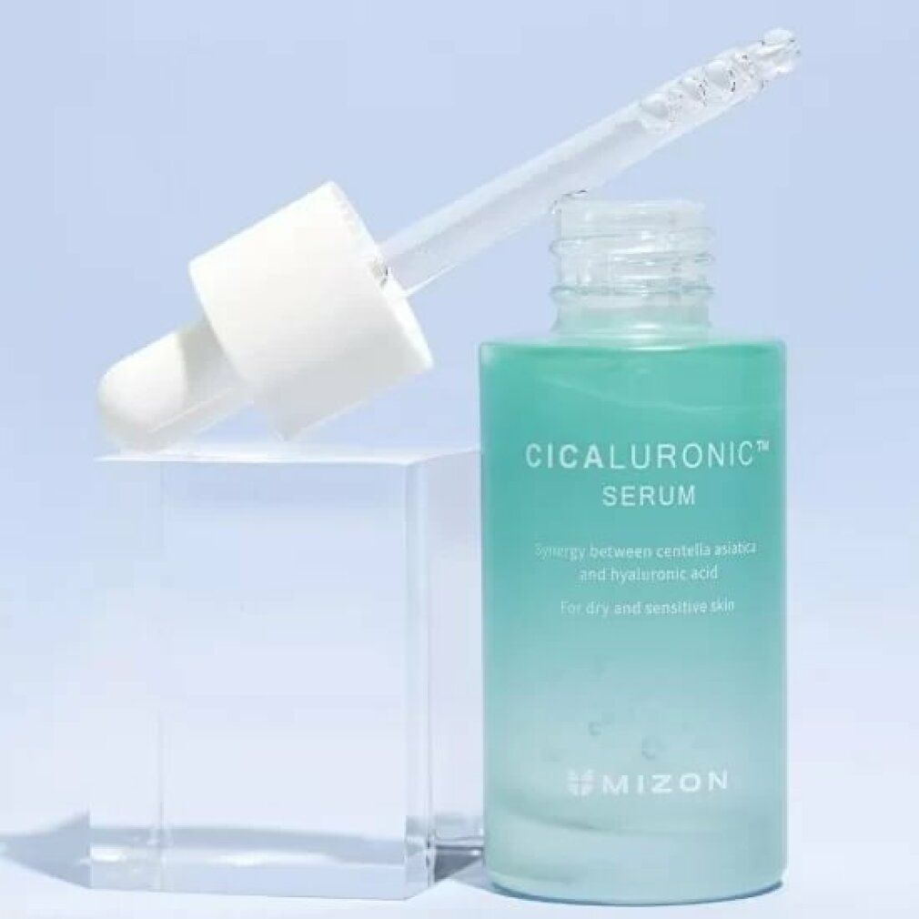 Flacone di siero verde con pipetta su un blocco trasparente. Scritta: Cicaluronic Serum. Marchio: Mizon.