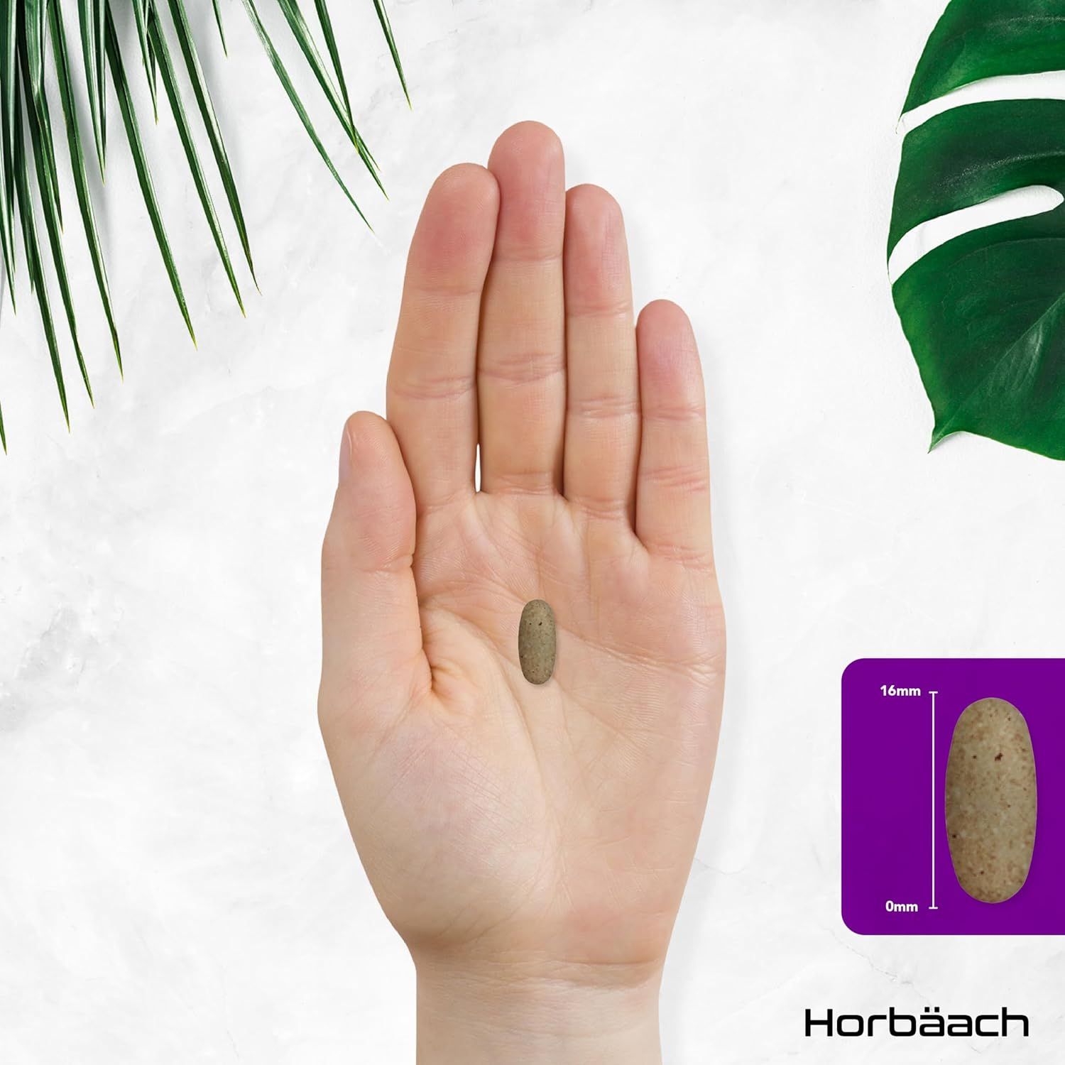 Una compressa ovale in una mano. Su sfondo viola. Dimensioni: 16 mm x 9 mm.