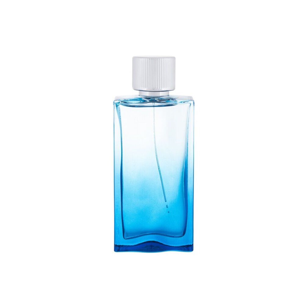 Flacone di profumo blu con tappo argentato. Il flacone è rettangolare e ha un vaporizzatore.