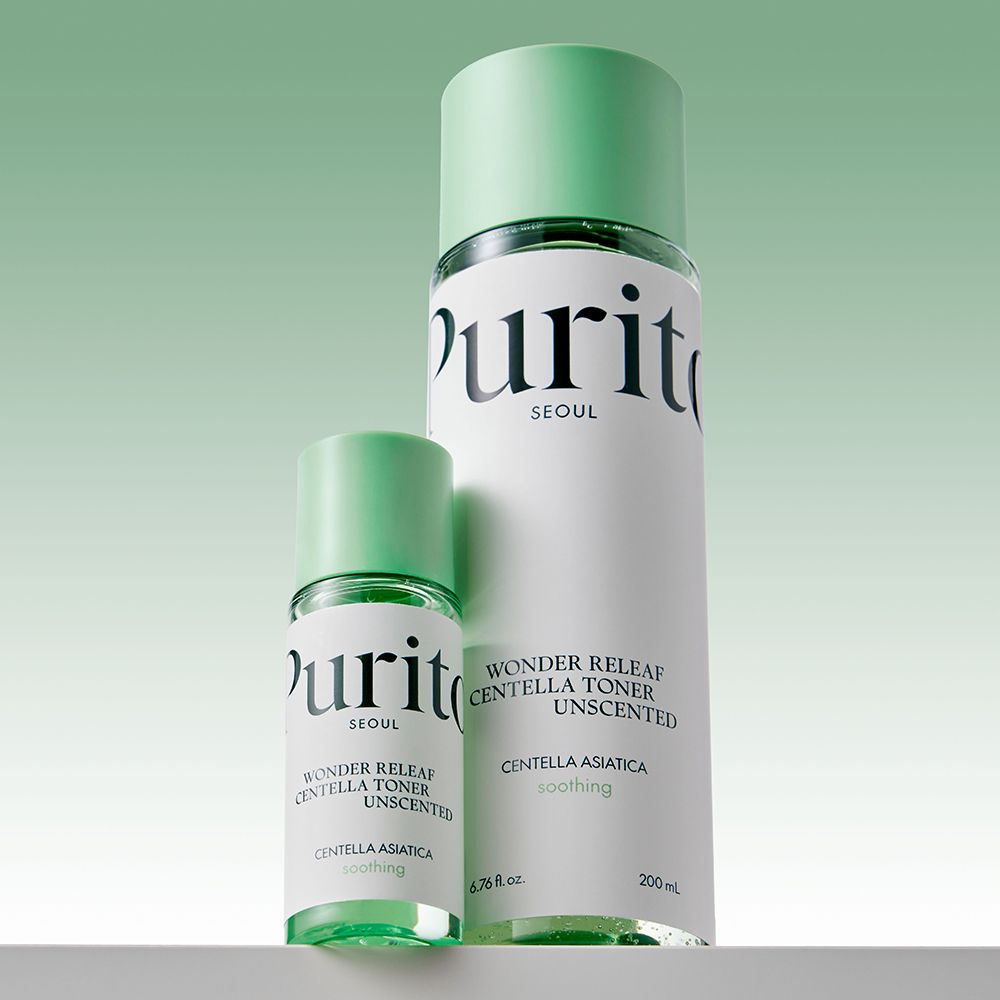 Due flaconi di toner, uno piccolo e uno grande, con tappi verde chiaro. Etichette con "Purito Seoul", "Wonder Releaf Centella Toner Unscented".