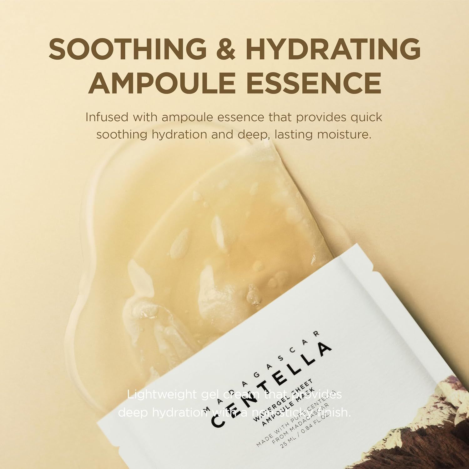 Maschera per il viso e confezione del prodotto. Testo: SOOTHING & HYDRATING AMPOULE ESSENCE. Gel sulla maschera. Marchio: SKIN1004.