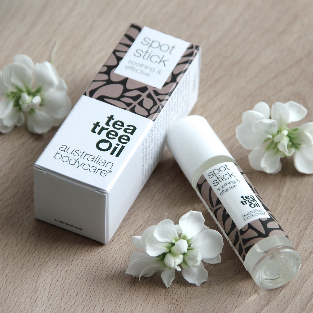 Confezione del prodotto e flacone roll-on con testo: Spot Stick, Tea Tree Oil, Australian Bodycare.