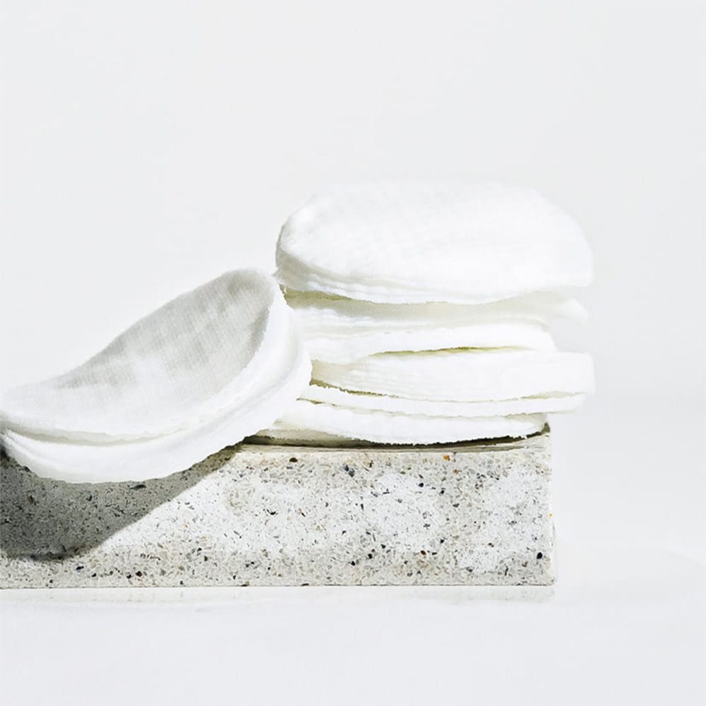 Celimax Heartleaf BHA Peeling Pads impilati su una pietra.