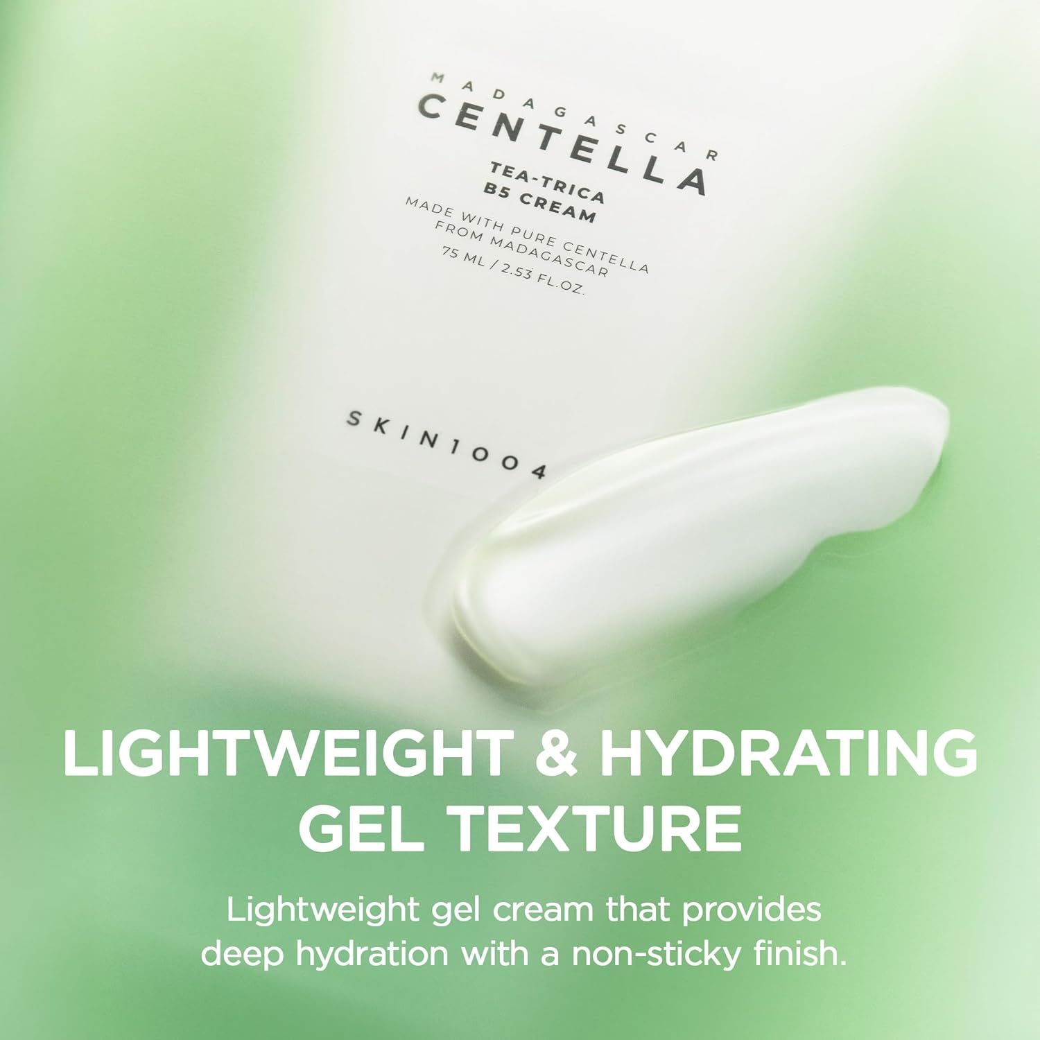 Tubo di crema con tappo verde. Testo: Tea-Trica B5 Cream, SKIN1004. Su una macchia di crema. Texture leggera.