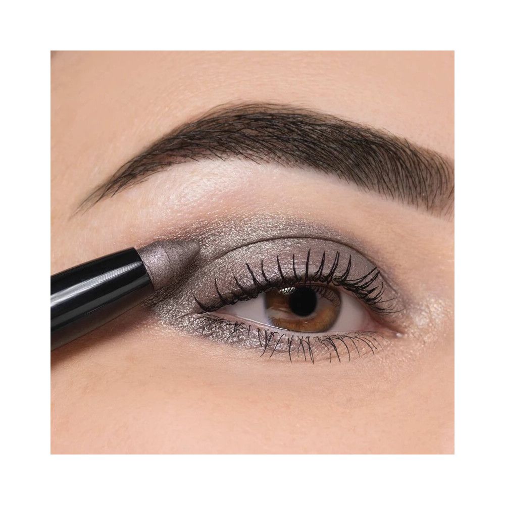 Occhio con ombretto applicato. Applicazione di eyeliner nero.