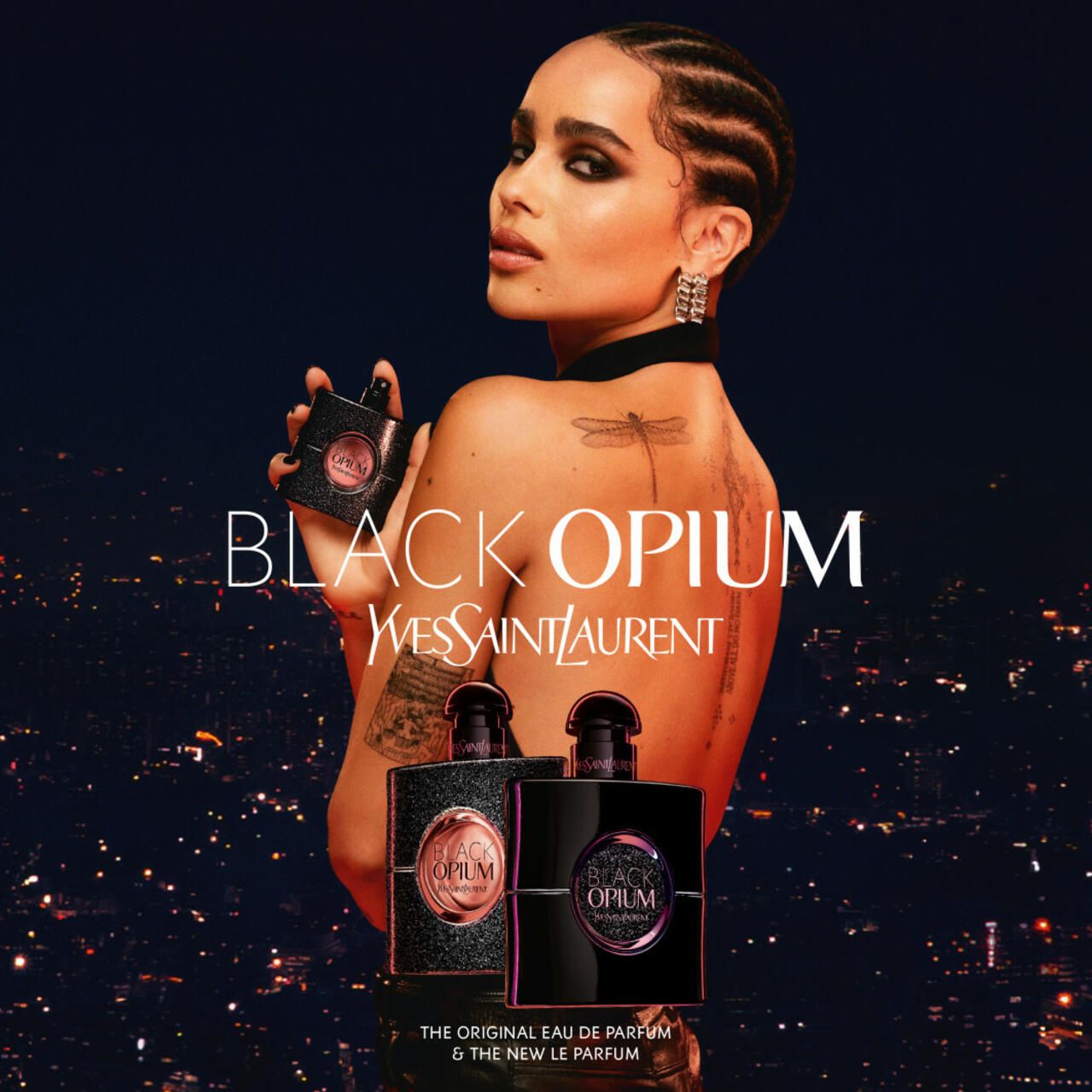 Donna tiene un flacone. Scritta: Black Opium, YSL. Due flaconi in primo piano.
