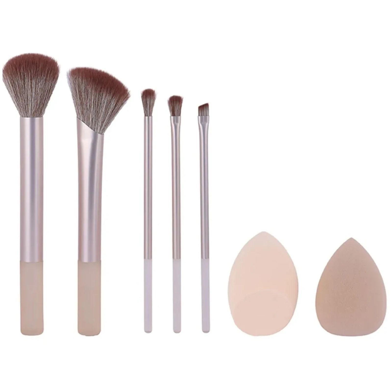 Set di cinque pennelli per il trucco con manici argentati e due spugnette per il trucco.