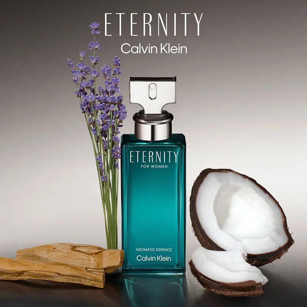 Flacone turchese con tappo argentato, accanto a lavanda, cocco e legno. Scritta: Eternity, Calvin Klein.