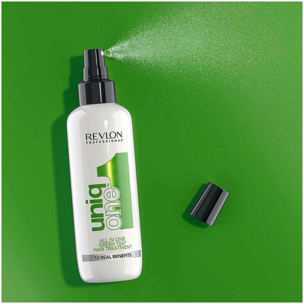 Flacone bianco con erogatore nero, spruzzo. Scritta: Uniq One, Green Tea Hair Treatment. Sfondo verde.