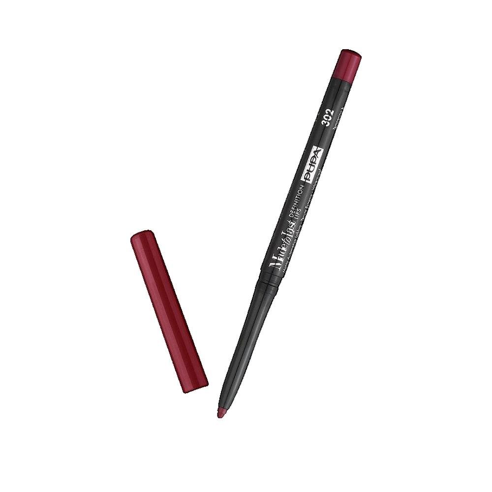 Matita labbra rosso scuro, con cappuccio rimosso. Scritta: Matita Definition Lips, Pupa, 302.