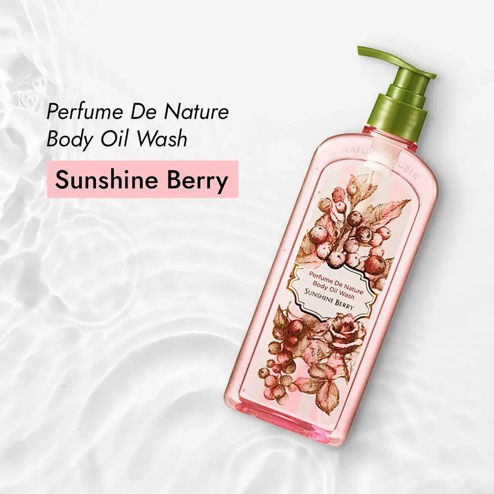 Flacone rosa con erogatore verde. Stampa floreale e scritta Sunshine Berry. Denominazione prodotto: Body Oil Wash.