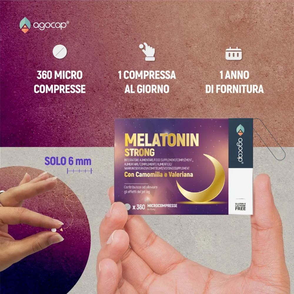 Mano con compressa e confezione Melatonin Strong. 360 microcompresse. 1 compressa al giorno. 1 anno di fornitura. 6 mm.