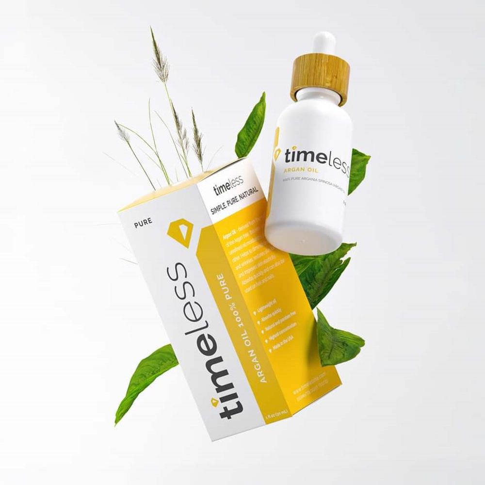 Confezione del prodotto e flacone con tappo in legno. Confezione gialla con nome e logo del prodotto. Foglie verdi.