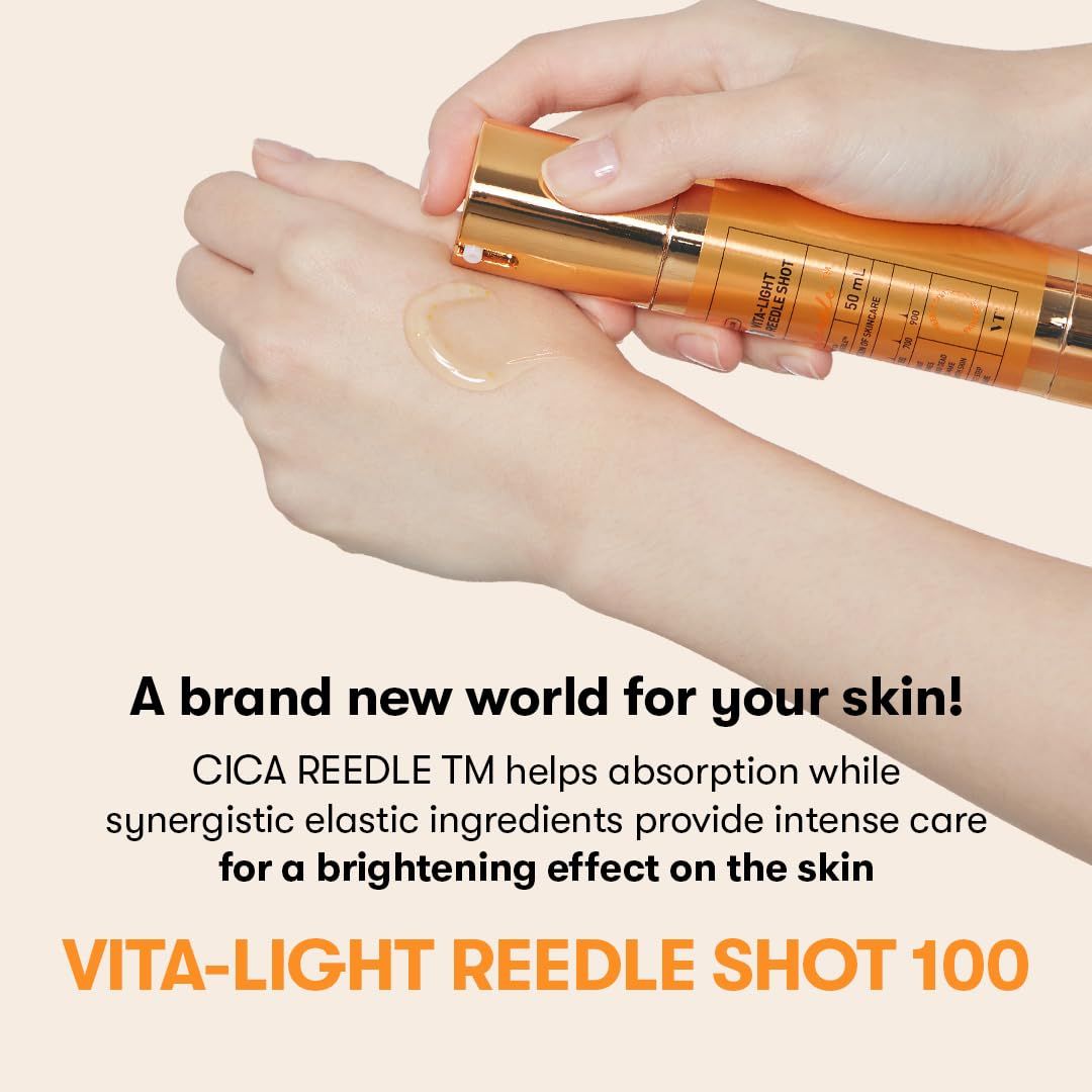 Mani che applicano siero da un flacone dorato sulla pelle. VT Cosmetics Vita-Light Reedle Shot 100.