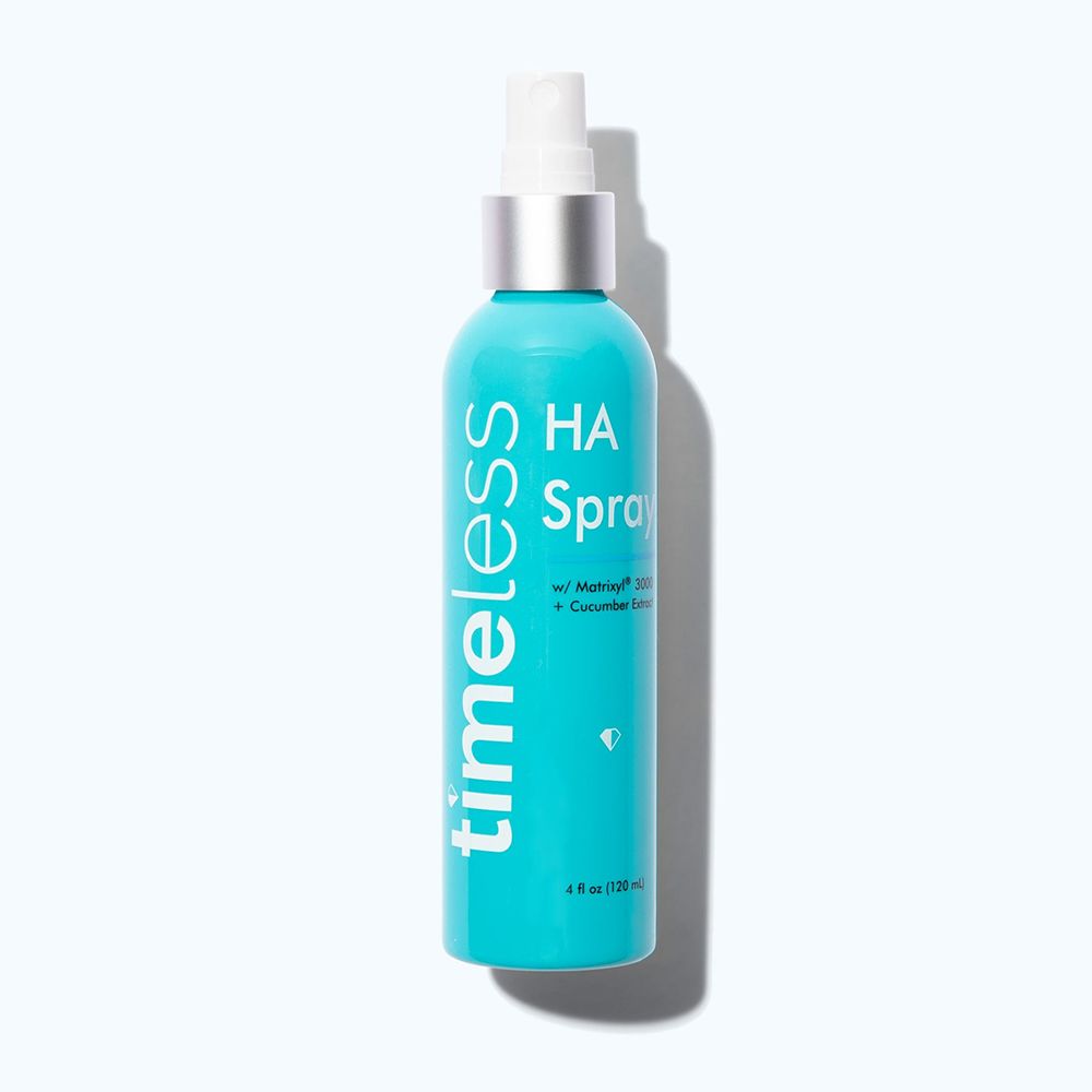 Flacone spray blu turchese con erogatore bianco. Scritte: timeless, HA Spray, Matrixyl 3000 + Cucumber Extract. 4 fl oz (120 ml).
