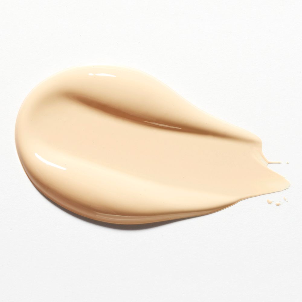 Tratto di trucco beige chiaro su sfondo bianco. Texture lucida.