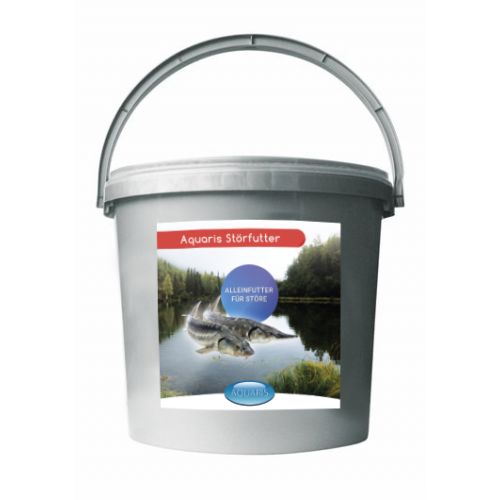 Secchio con etichetta. Scritta: Aquaris Störfutter. Immagine di storioni nel lago. Cerchio blu con testo.