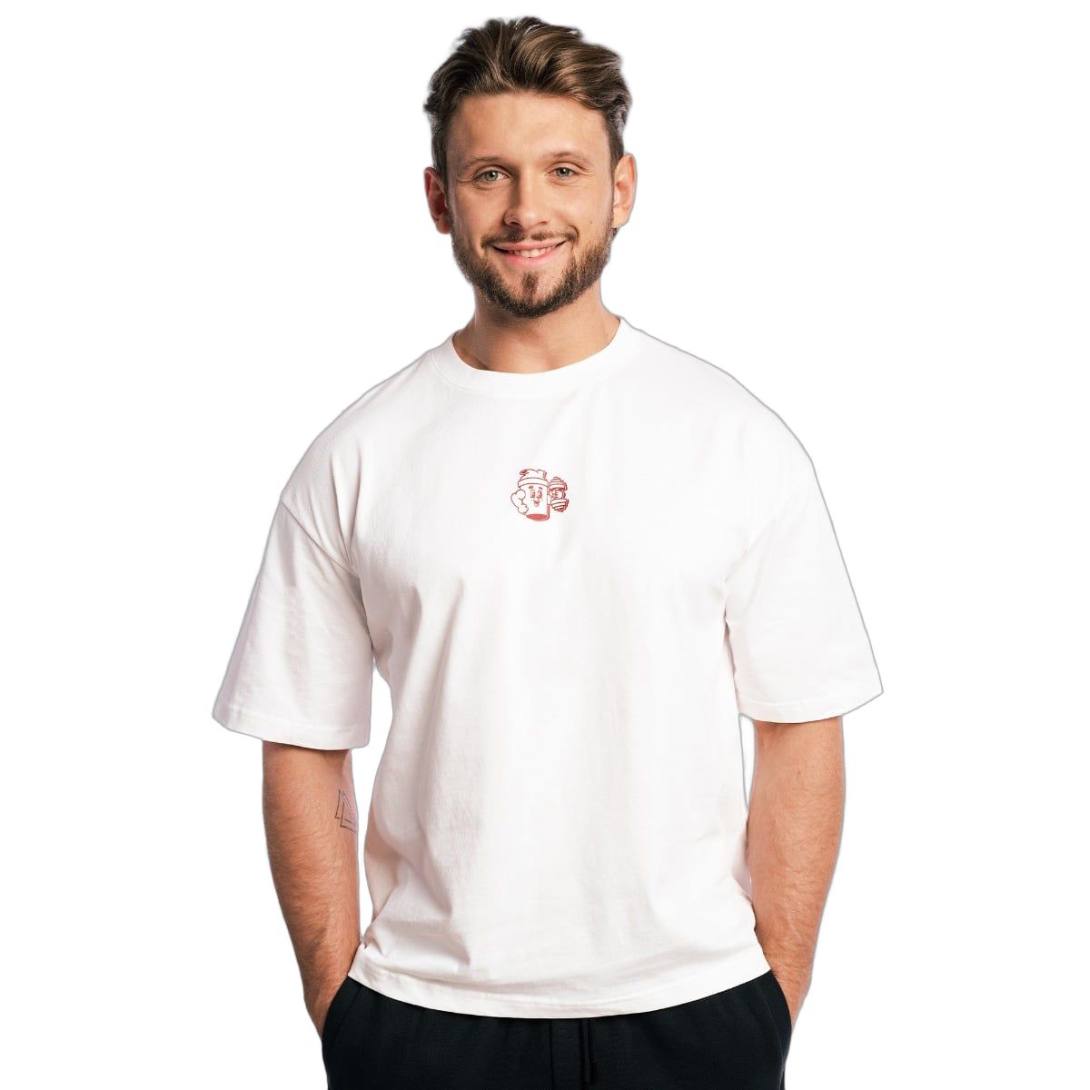 T-shirt da uomo bianca, modello Boxy-Oversized, con piccolo logo rosso sul petto.