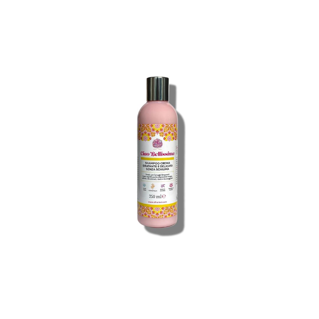 Flacone rosa con tappo argentato. Scritta: Ciao Bellissima, Shampoo Crema. Decorazioni gialle e rosa. 250 ml.