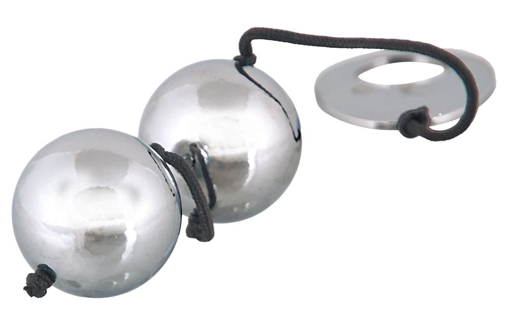 Due sfere metalliche collegate da un cordino, con un'impugnatura piatta. Superficie lucida.