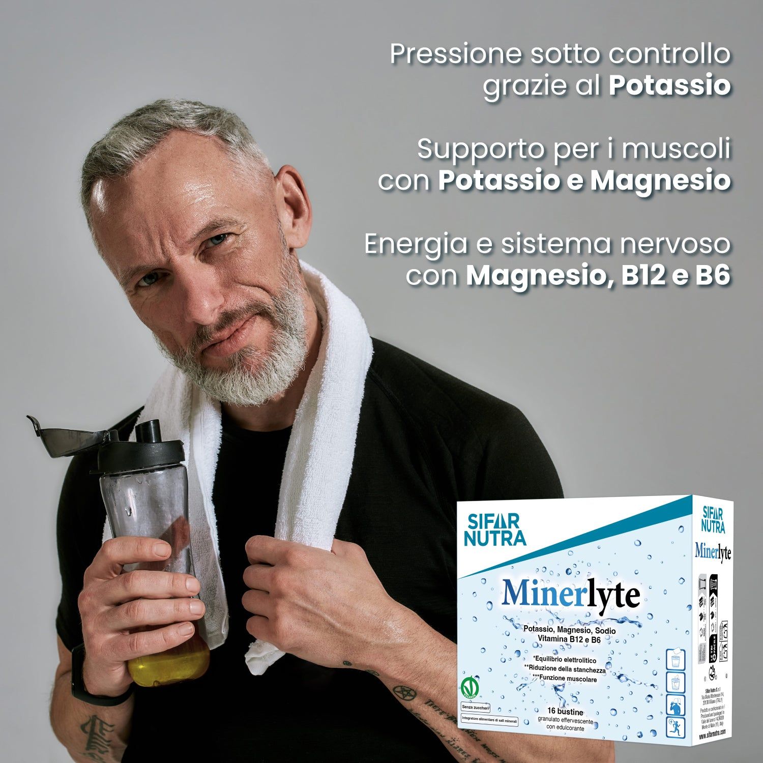 Uomo tiene una bottiglia d'acqua, confezione Sifar Nutra Minerlyte accanto.