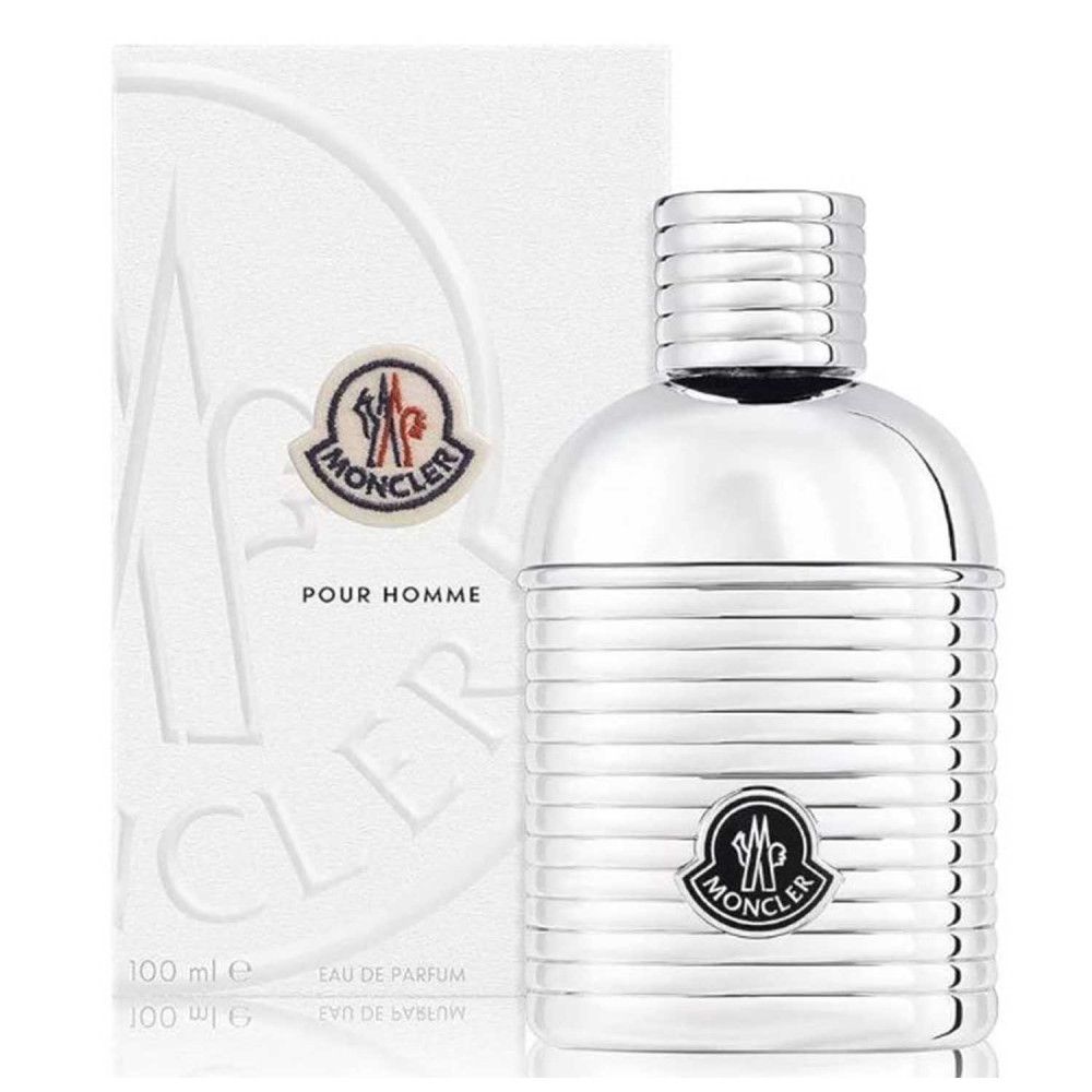 Flacone e confezione argentati. Logo Moncler e scritta "POUR HOMME". Superficie scanalata del flacone. Eau de Parfum.