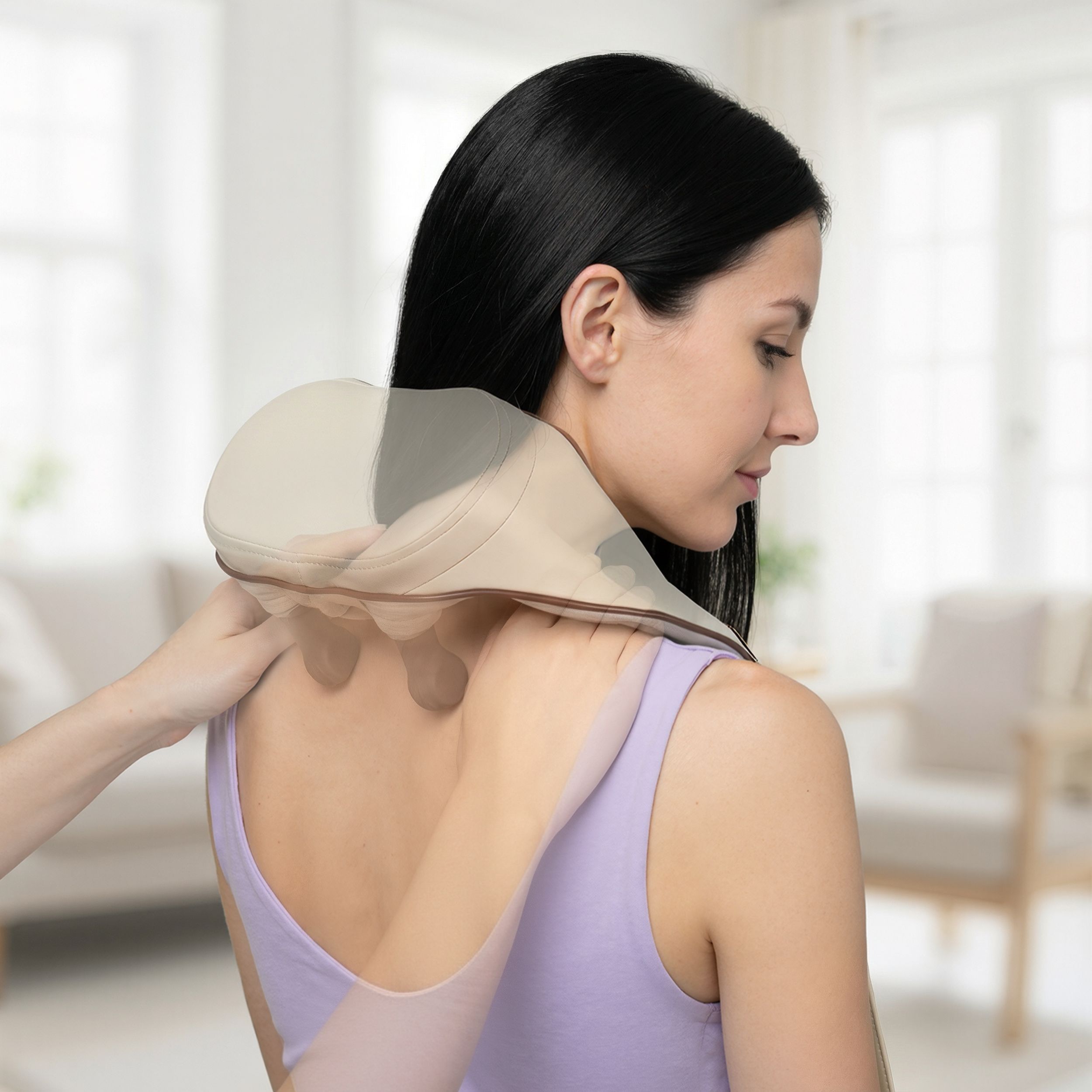 Donna con massaggiatore per il collo. Mani che le massaggiano il collo. Beige e marrone.