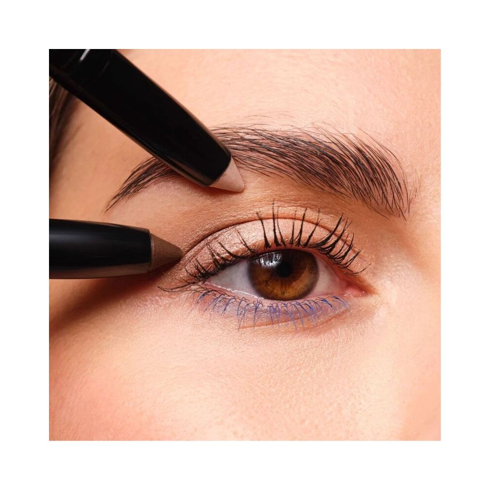 Occhio con ombretto. Due Artdeco High Performance Eyeshadow Stylo.