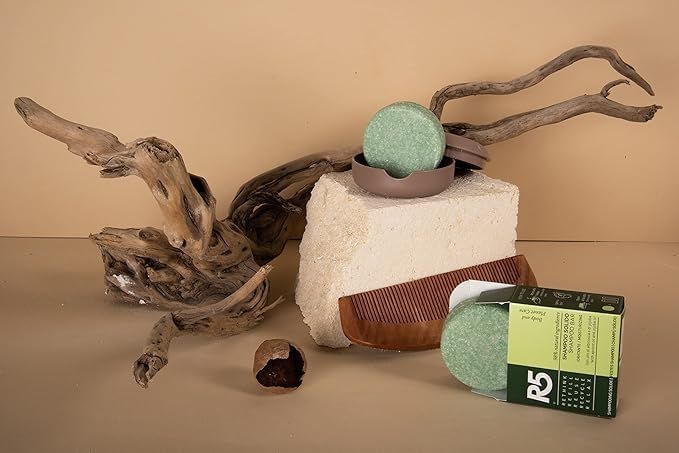 Shampoo verde, pettine, confezione e decorazioni. Logo R5 sulla confezione.
