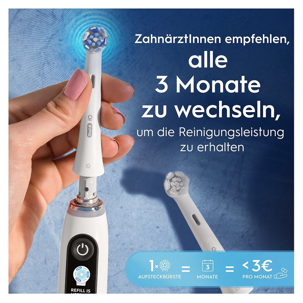 I dentisti raccomandano il cambio ogni 3 mesi. Mano che tiene una testina Oral-B iO, pronta per essere agganciata al manico iO.