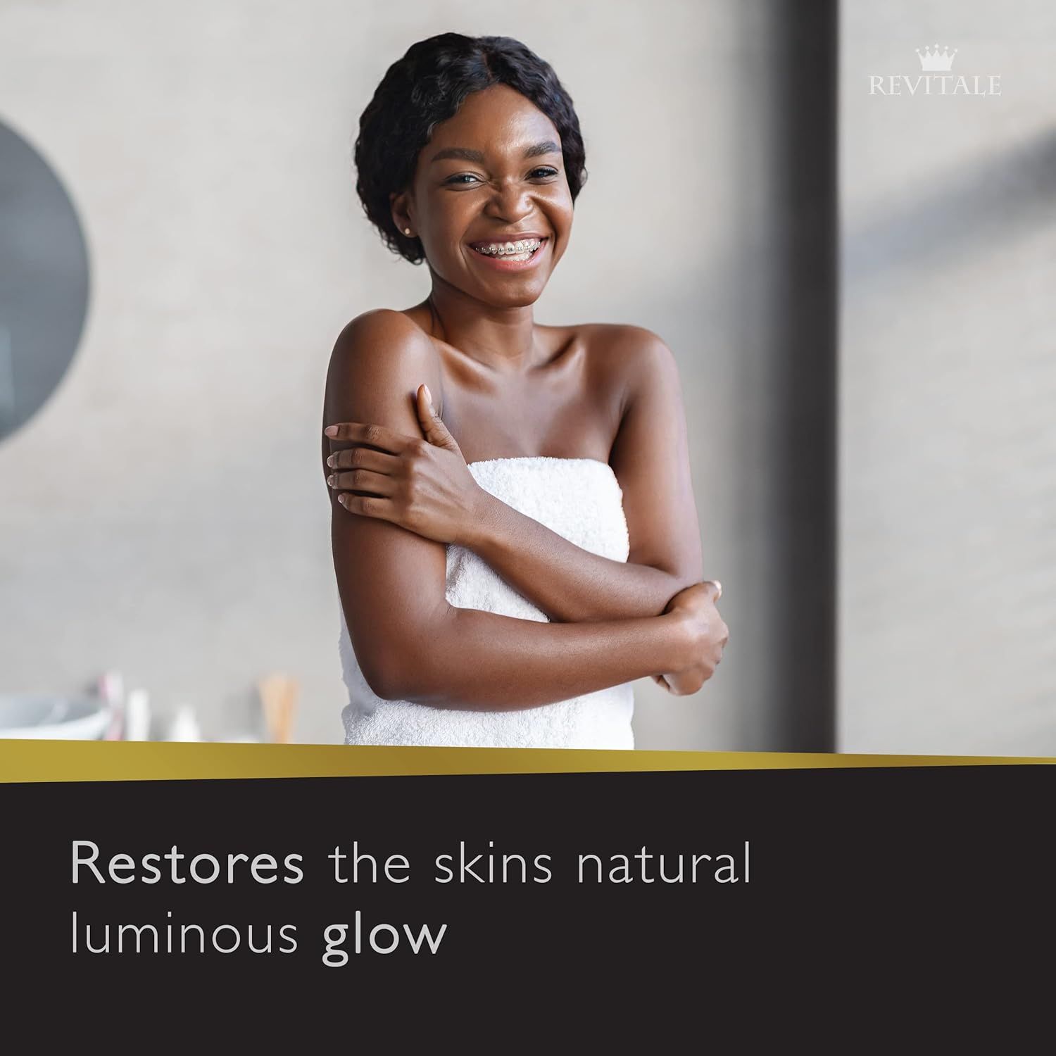 Donna in bagno, asciugamano. Testo: Ripristina la naturale luminosità della pelle.