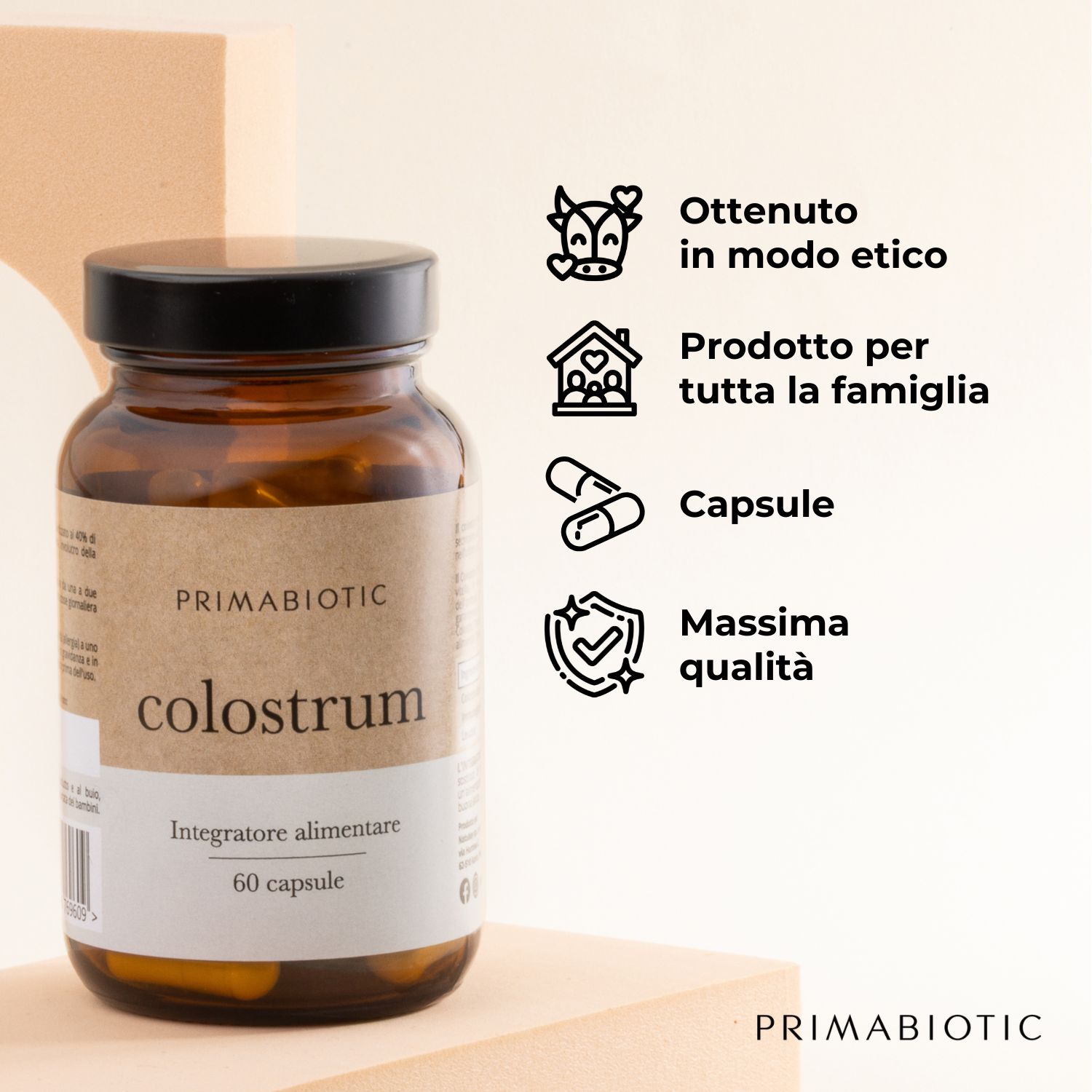 Flacone di vetro marrone con capsule. Scritta: Primabiotic colostrum, Integratore alimentare, 60 capsule. Simboli: etico, famiglia, capsule, qualità.