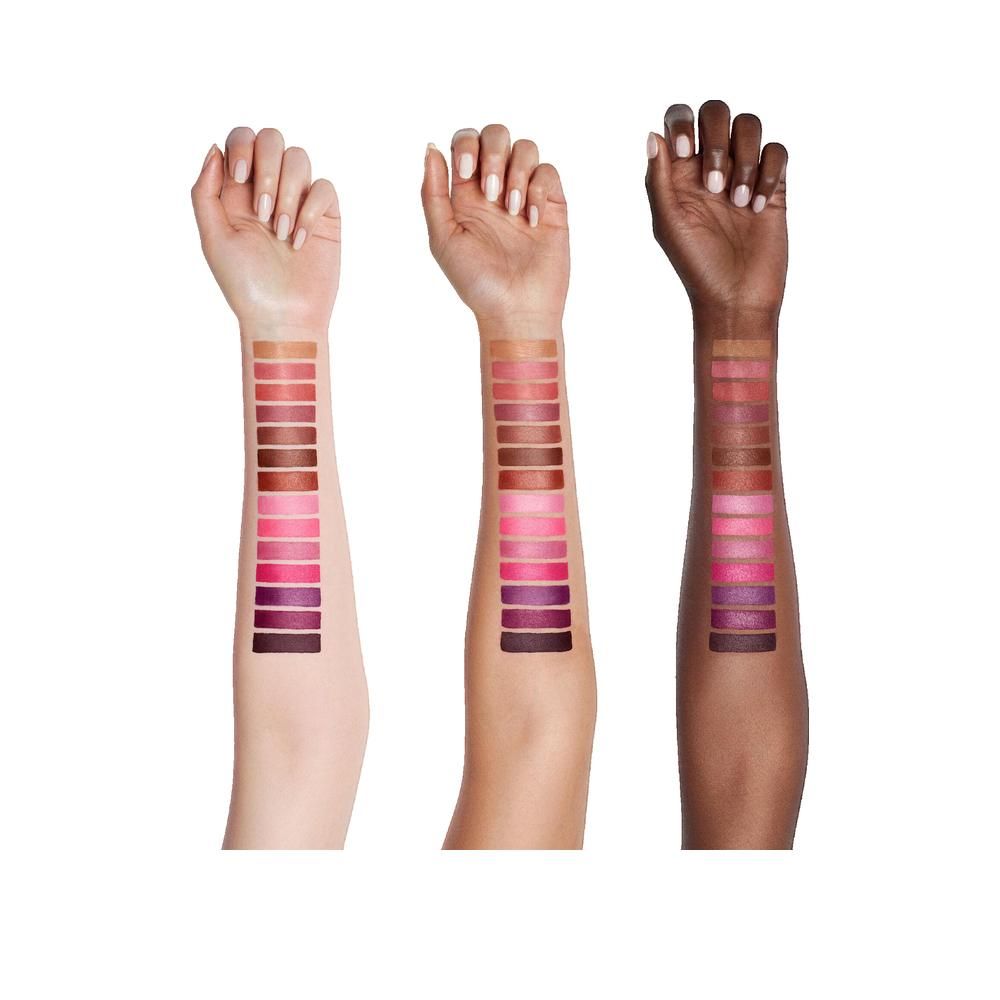 Braccia con campioni di rossetto. Diverse tonalità di pelle mostrano sfumature dal rosa al marrone. Ogni fila mostra una sfumatura.