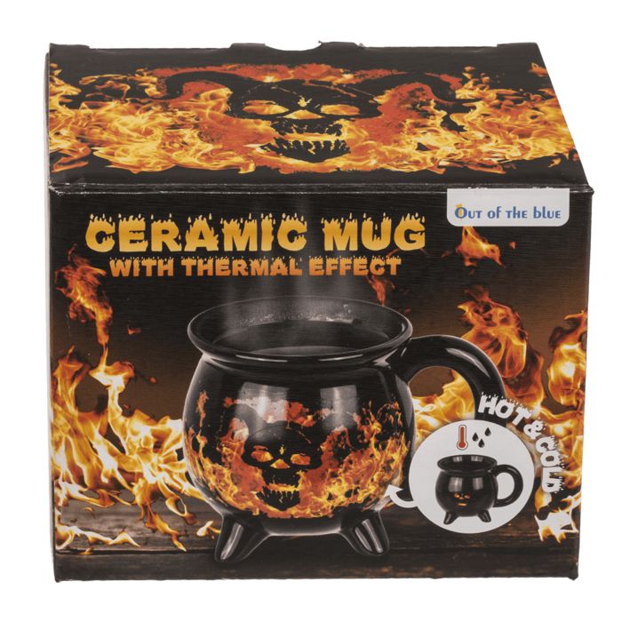 Confezione per una tazza in ceramica nera a forma di calderone con design teschio e fiamme. Testo: Ceramic Mug, Out of the blue.