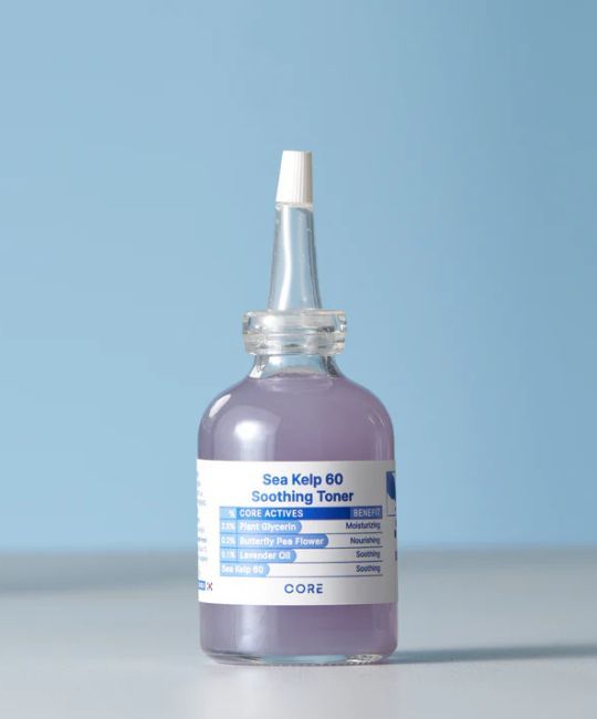 Flacone in vetro con liquido viola e applicatore bianco. Etichetta con nome del prodotto e ingredienti. Marchio: CORE, su sfondo blu.