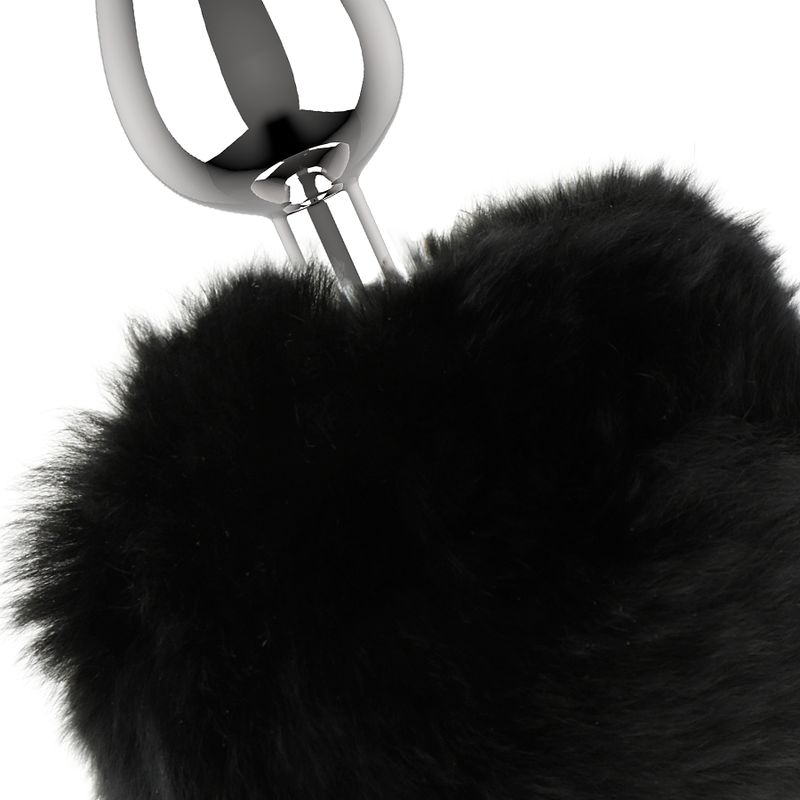 Primo piano di un plug anale con pompon nero e manico in metallo. L'impugnatura è lucida.