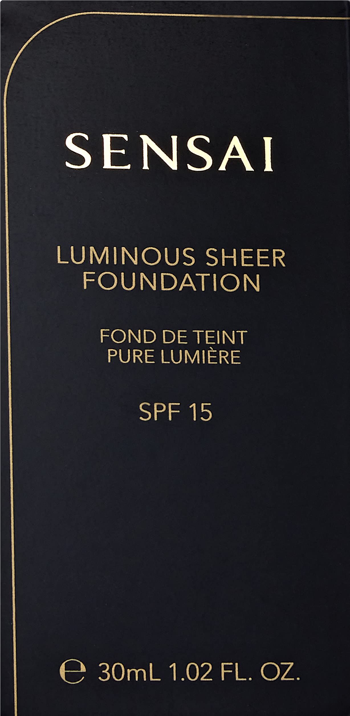 Confezione nera con scritta dorata. Scritta: Sensai, Luminous Sheer Foundation, SPF 15, 30ml.