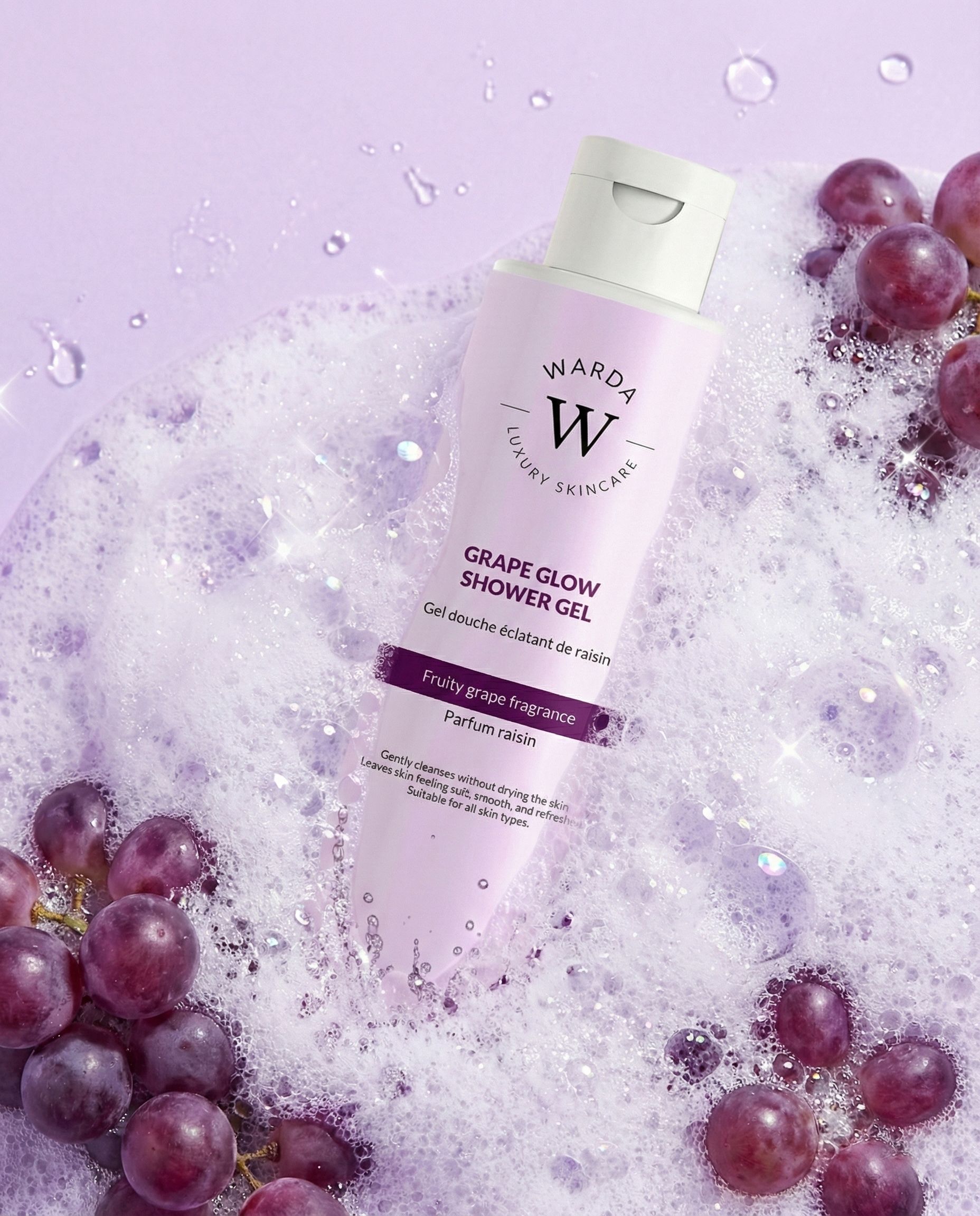 Flacone di gel doccia nella schiuma di sapone, circondato da uva. Etichetta viola con testo. Nome del prodotto: Grape Glow Shower Gel.
