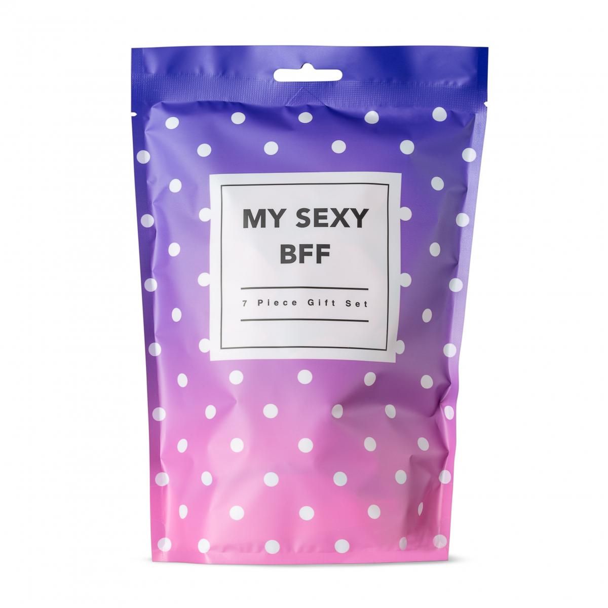 Sacchetto regalo con etichetta bianca 'My Sexy BFF' e '7 Piece Gift Set' su sfondo a pois.