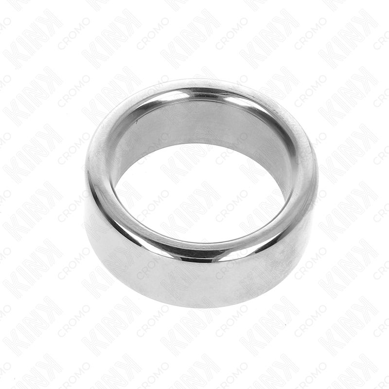 Anello metallico lucido. Forma cilindrica. Logo Kink sullo sfondo.