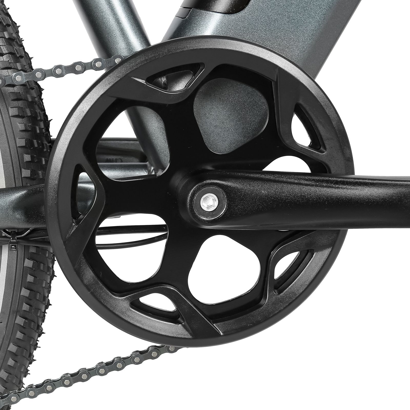 Primo piano della corona di una e-bike. Corona nera con paracatena. Catena visibile.