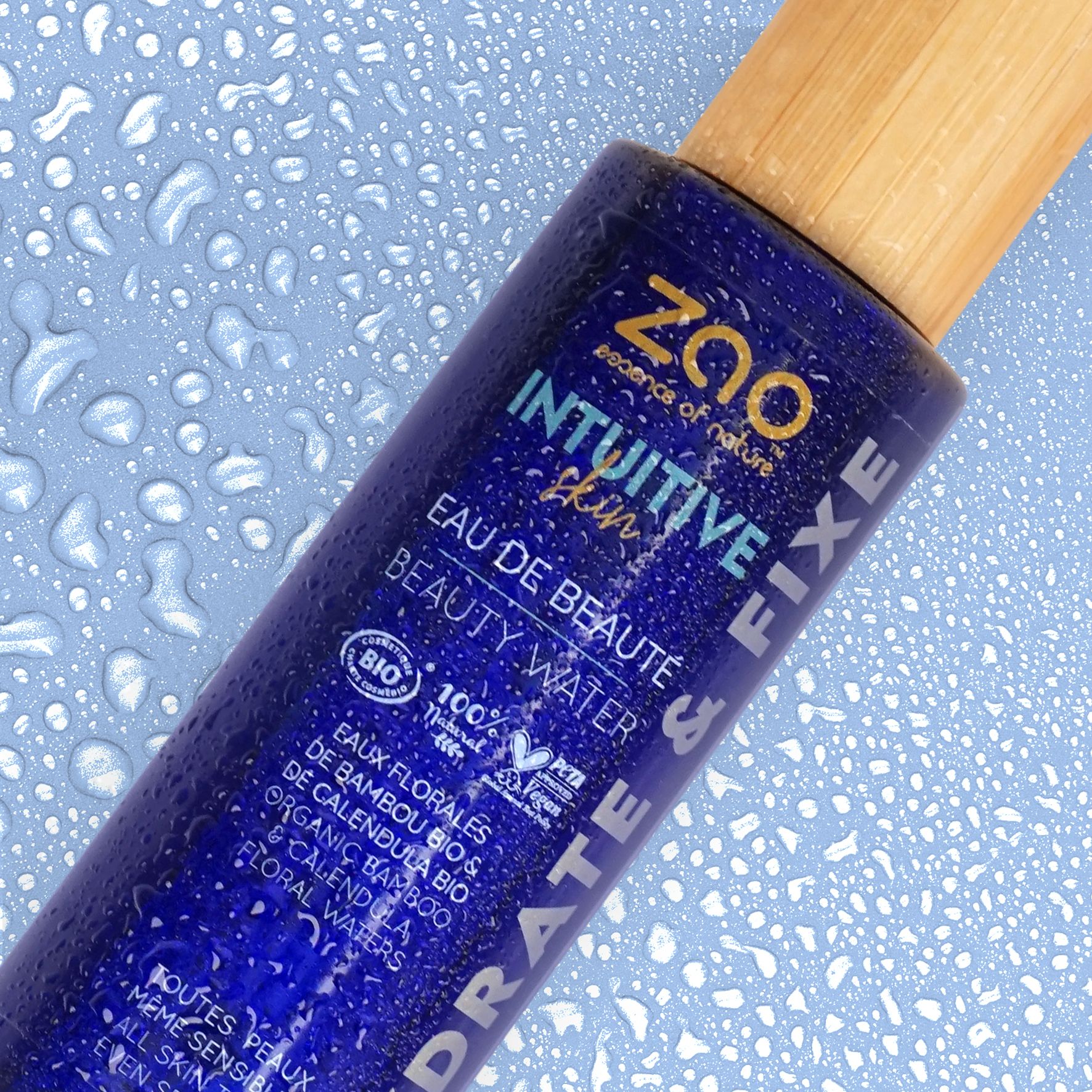 Flacone blu con tappo in legno. Scritta: ZAO, Intuitive Skin, Eau de Beauté, Beauty Water. Certificazione Bio.
